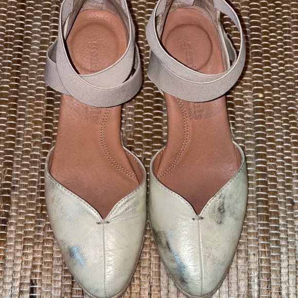 Gentle Souls Cream Women's Flats - Picture 2 of 12